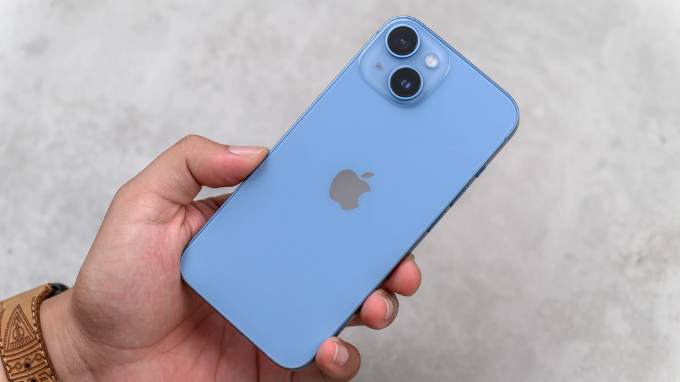 iPhone 14 với cụm camera kép xếp chéo đặc trưng