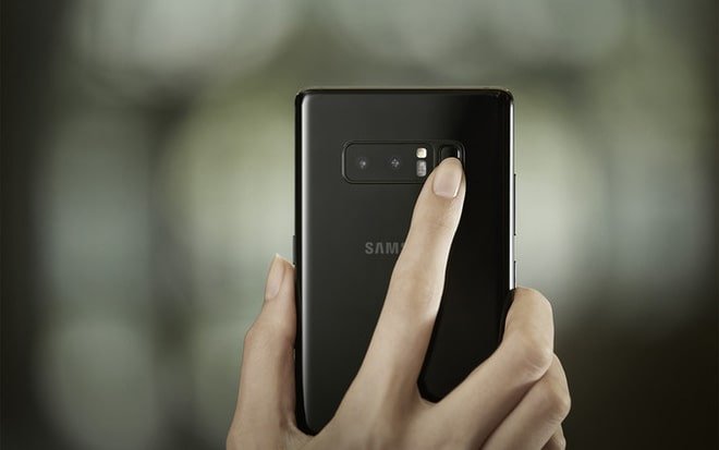 Cảm biến vân tay đã được dời ra mặt sau tựa như Galaxy S8 và S8 Plus