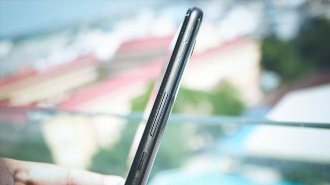 Cạnh trái ROG Phone 2 được tích hợp phím nguồn và nút âm lượng, kết hợp với cảm biến Air Trigges 2 được cải thiện để giảm độ trễ