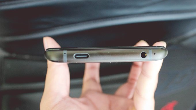 Điện thoại Asus ROG Phone 2 không chạy theo xu hướng hiện nay, vẫn giữ lại jack cắm tai nghe 3.5mm tiện lợi cho người dùng