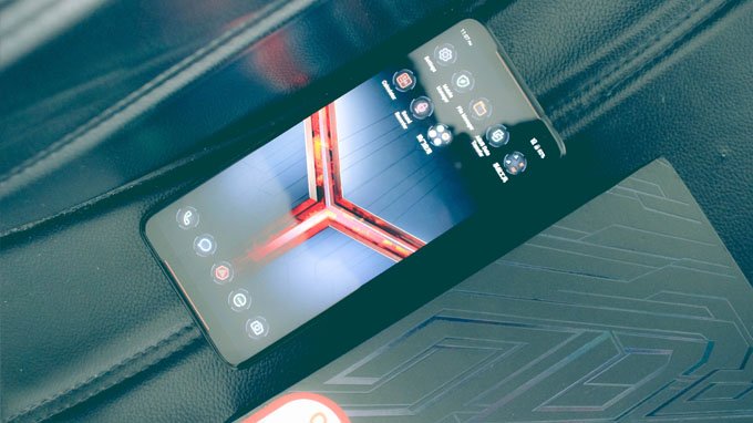 ROG Phone 2 giá rẻ còn được tích hợp hệ thống làm mát bằng quạt tản nhiệt với 3 lớp
