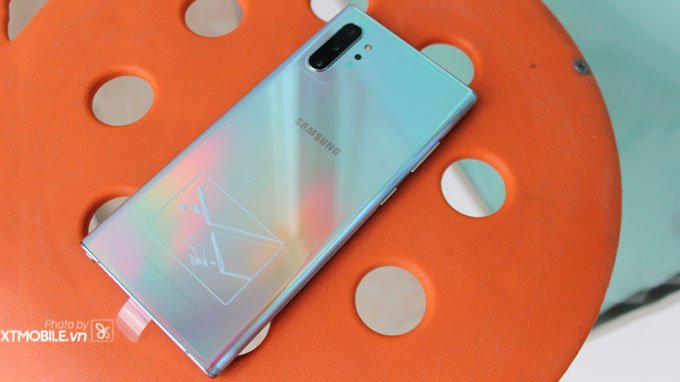Galaxy Note 10 Plus 5G sở hữu thiết kế tuyệt đẹp, với mặt lưng kính bỏng bẩy màu sắc tuyệt đẹp mang đến sự đẳng cấp sang trọng cho người dùng