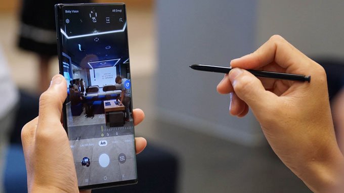 Bút S-Pen trên Galaxy Note 10 Plus là một trong những tính năng giúp thiết bị trở nên nổi bật nhất
