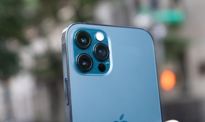 Mặt kính lưng và cụm camera của iPhone 12 Pro không có gì thay đổi 
