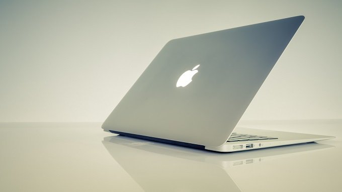 Macbook với logo phát sáng