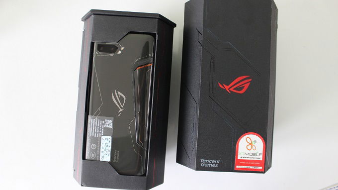 Asus ROG Phone 2 đi kèm với hộp được thiết kế riêng