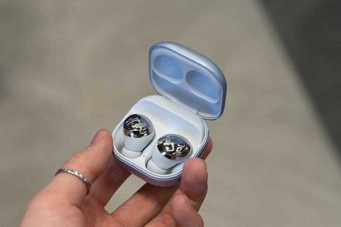 Thời lượng pin Galaxy Buds Live cao hơn 1 chút so với Galaxy Buds Pro