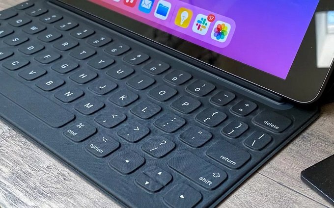 Apple Pencil và Smart Keyboard trên iPad Gen 8