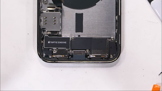 Apple đã làm một số linh kiện nhỏ gọn hơn ví dụ như là bộ rung Taptic Engine và viên pin.