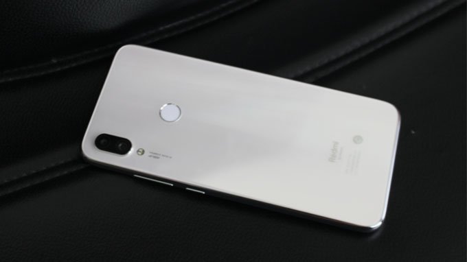 Mặt lưng Redmi Note 7 Pro sang trọng, bóng bẩy với hiệu ứng đổ màu gradient đẹp mắt
