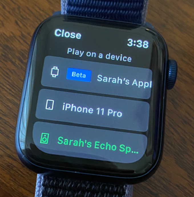 Trong giao diện Spotify trên Apple Watch có thêm phần phát qua Apple Watch