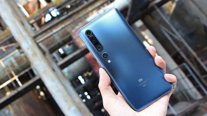 Mặt lưng Xiaomi Mi 10 được hoàn thiện từ chất liệu kính