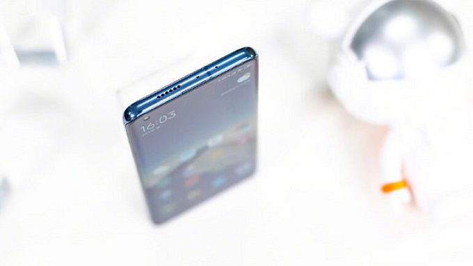 Cạnh trên Mi 10 Pro có thể dải loa thứ 2 và mic thu âm thứ 2