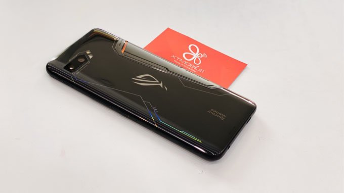 Asus ROG Phone 2 có nhiều phụ kiện chơi game đi kèm