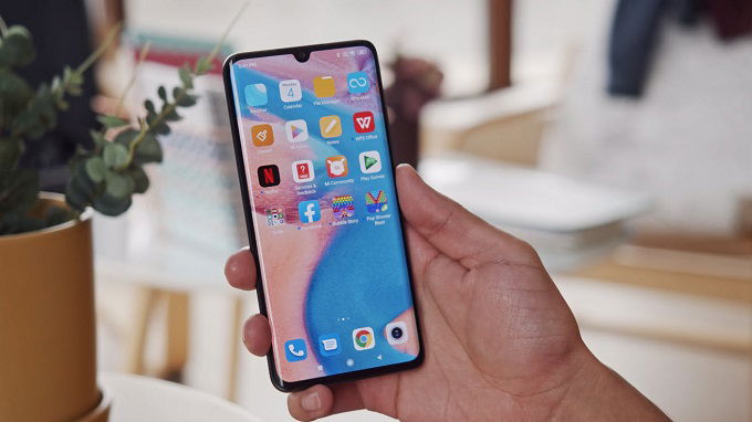 Xiaomi Mi Note 10 vẫn giữ thiết kế quen thuộc với khung viền kim loại