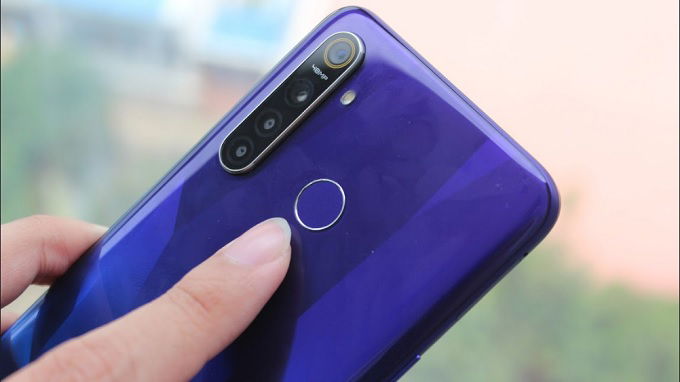 Realme Q mang cụm camera 4 cảm biến vân tay truyền thống ở mặt lưng