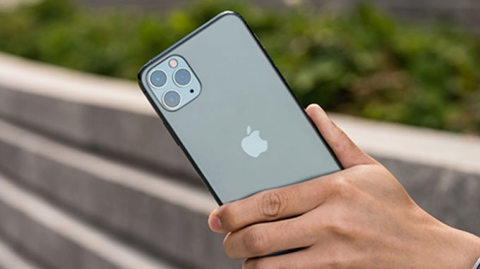 iPhone 11 Pro 64GB cũ là chiếc smartphone đầu tiên trang bị ba camera phía sau của Apple.