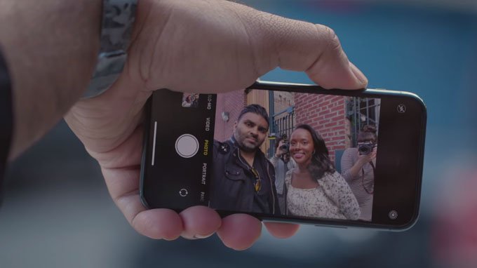 iPhone 11 Pro còn cho phép bạn chụp ảnh tự sướng hoặc quay chậm với tính năng Slofies đột phá