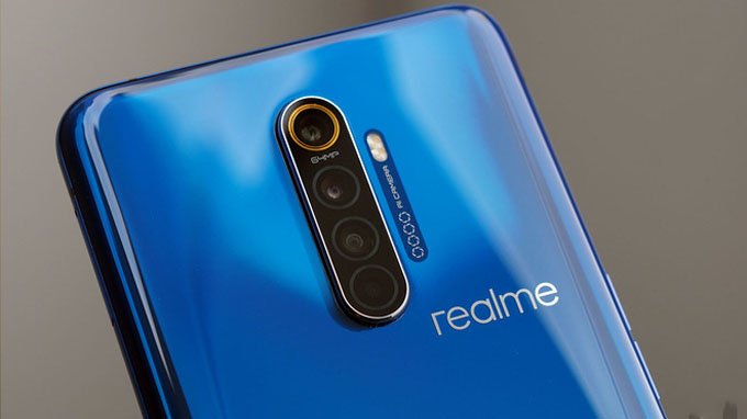 Thiết lập camera mặt sau Realme X2 Pro được sắp xếp ở vị trí chính giữa giúp máy cân xứng hơn, bên dưới là logo Realme