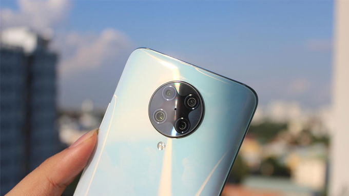 Măt lưng Redmi K30 Ultra nổi bật với cụm camera hình tròn được sắp xếp đối xứng nhau