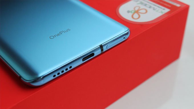 Cạnh dưới OnePlus 7T đã loại bỏ jack cắm tai nghe 3,5 mm, và logo OnePlus được đặt ở phía cuối máy
