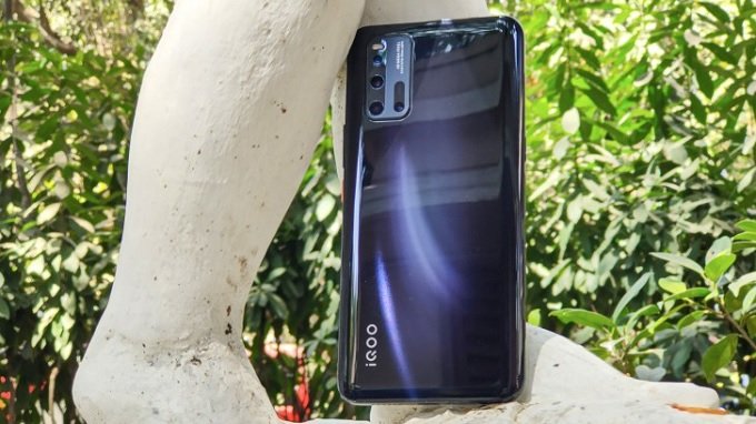 Thiết kế Vivo iQOO khá giống các điện thoại thông thường