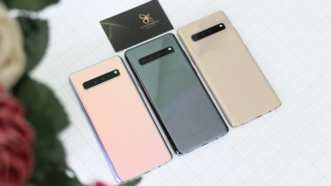 Galaxy S10 5G đem đến cho người dùng 3 bản màu đen, vàng và bạc.