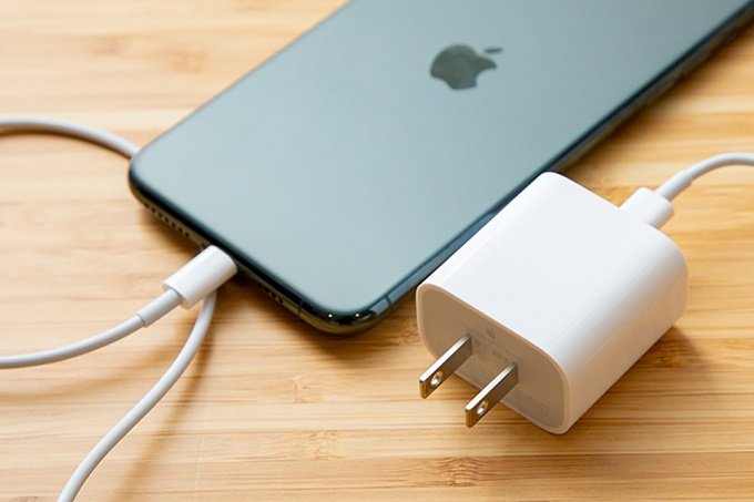 Dường như Apple vẫn chưa sẵn sàng cho việc loại bỏ cổng Lightning trên thế hệ iPhone 12