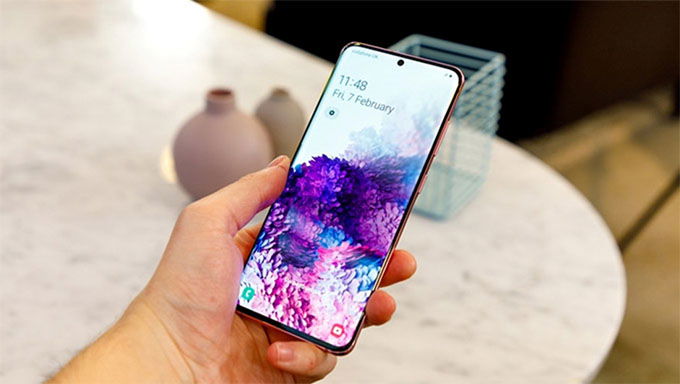 iPhone 11 đồng hành cùng màn hình LCD thì Galaxy S20 sở hữu màn hình AMOLED sắc nét