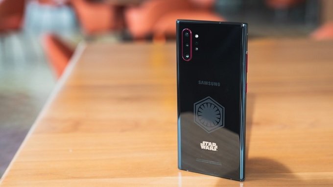 Logo Star Wars nổi bật ở mặt lưng Galaxy Note 10 Plus