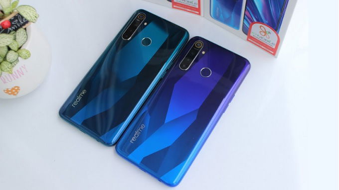 Hai phiên bản màu xanh của Realme Q đều đẹp xuất sắc