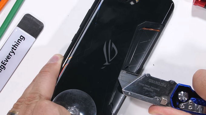 Việc tháo máy Asus ROG Phone 2 khá khó khăn