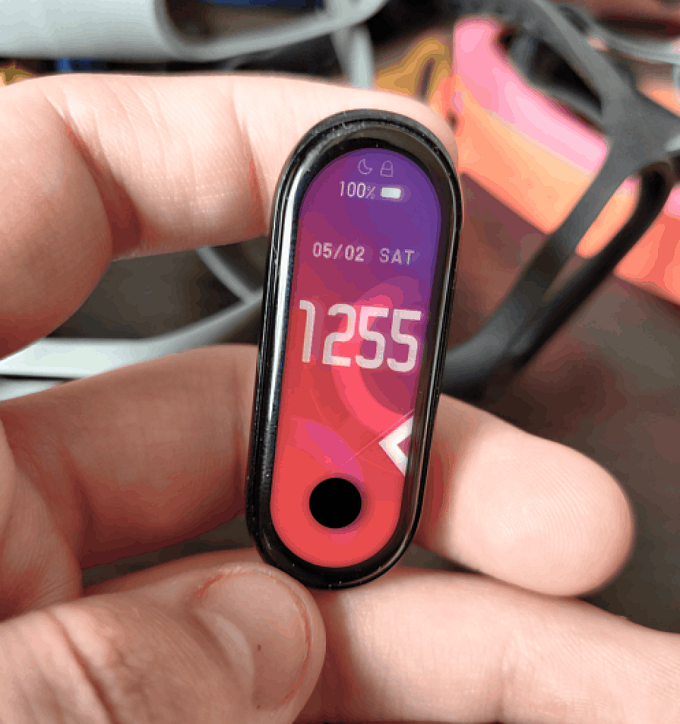 Mi Band 5 sẽ đi cùng ngôn ngữ thiết kế quen thuộc như bản tiền nhiệm với màn hình bầu dục