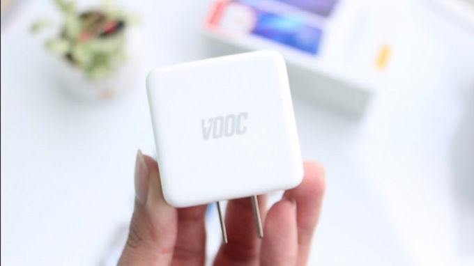 Củ sạc nhanh VOOC được tặng kèm trong hộp