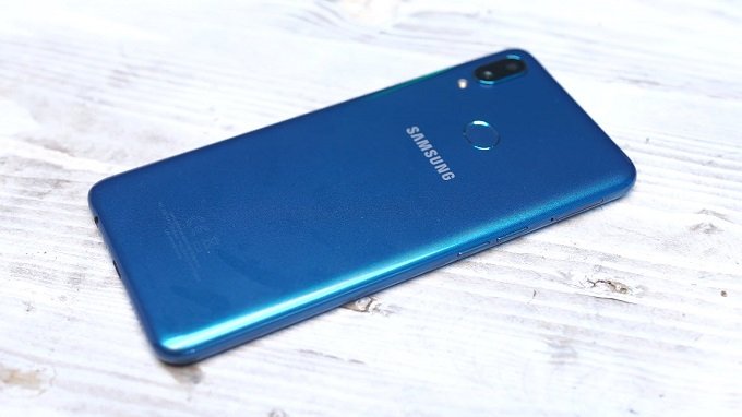 Thiết kế Samsung Galaxy A10s bóng bẩy và đẹp mắt
