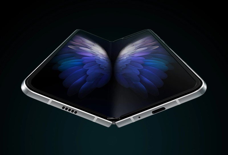 Khi Samsung W20 ở trạng thái mở, thiết bị có kích thước màn hình lên đến 7.3 inch 