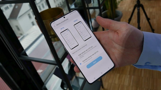 Galaxy S20 Ultra người dùng phải tự truy cập vào cài đặt màn hình và điều chỉnh theo tần số mong muốn là 60 Hz hoặc 120 Hz