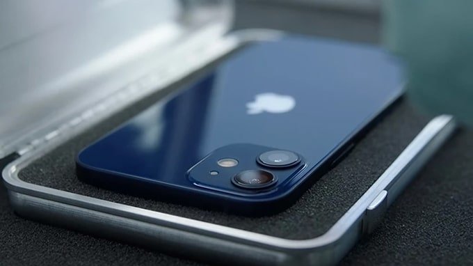 iPhone 12 mini và iPhone SE 2020 đều là những điện thoại có thiết kế nhỏ gọn