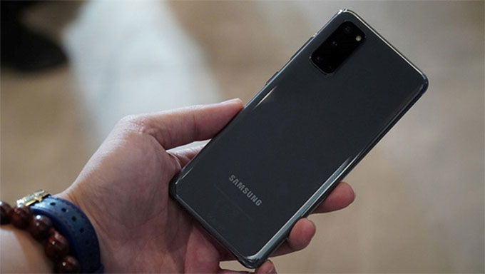 So sánh ngoại hình của Galaxy S20 và iPhone 11 