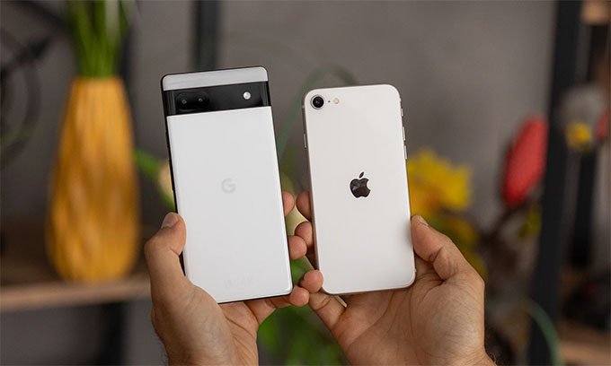 Google Pixel 6a sở hữu vẻ ngoài hiện đại hơn iPhone SE 2022