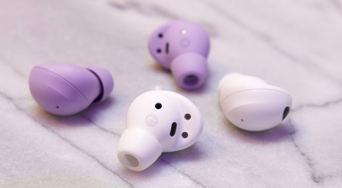 Galaxy Buds 2 Pro màu trắng Ivory và màu tím Bora