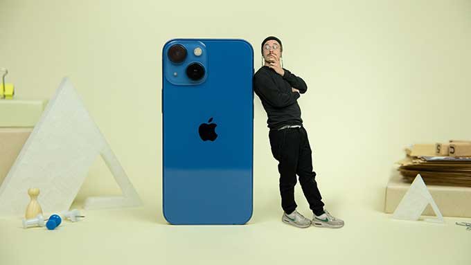 iPhone 13 mini nhỏ gọn hơn Galaxy Z Flip 4 mới mở bán