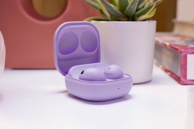 Galaxy Buds 2 Pro có dung lượng pin 61mAh còn hộp sạc là 515mAh