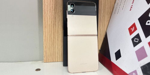 Trên tay điện thoại Galaxy Z Flip 4: Có đáng để sở hữu?