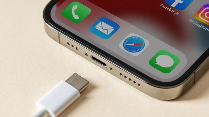 iPhone 15 Pro Max với cổng sạc USB-C