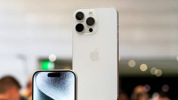 Thiết kế iPhone 15 Pro Max gây ấn tượng với khung viền titan
