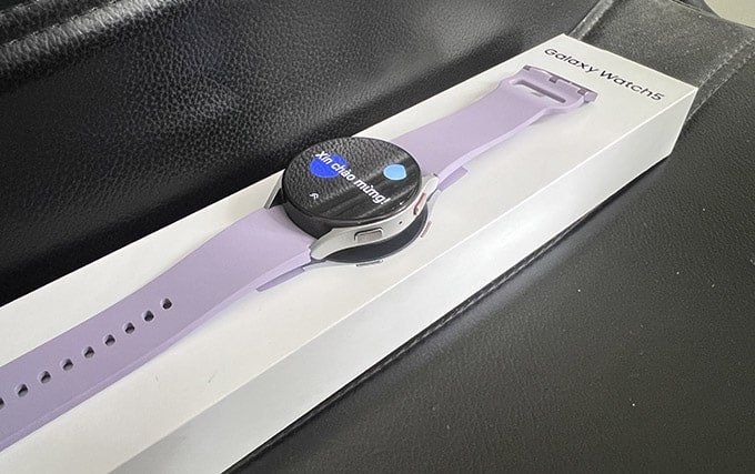 Dây đeo Galaxy Watch 5 được làm bằng chất liệu silicon dẻo dai và mềm mại 