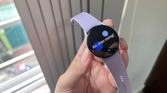 Mặt kính Galaxy Watch 5 được hoàn thiện từ Sapphire, ngoài việc chống trầy xước hiệu quả còn nâng cao độ bền gấp 1.6 lần