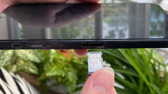 Lắp SIM vật lý vào iPhone 14