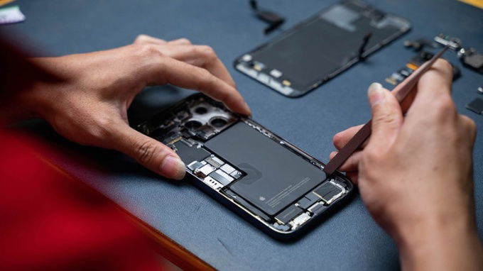 Đem iPhone 14 đến cửa hàng sửa chữa úy tín